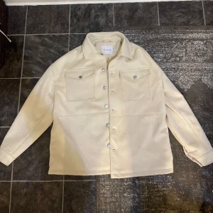 Topman - Gräddvit jacka - Gräddvit topman jacka i perfekt skick, storlek XS men är stor i storlek