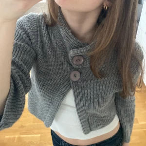 Grå bolero - Säljer denna fina grå stickade bolero med trekvartsärm och två knappar💓superbra skick😍säljer då den inte kommer till användning💌finns ingen lapp men skulle säga att den passar xs-m🫶tveka inte om ni har några frågor