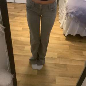 Grå lågmidjade bootcut-jeans från Gina Tricot🩷