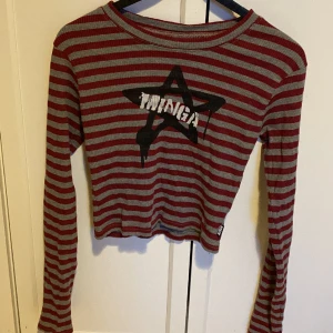 Star mingla tröja Y2k - En fin tröja från H&M/London Minga nästan aldrig använd det är som en mag tröja typ det står XL men passar i M den är vin röd och grå ,skriv privat om ni undrar något 