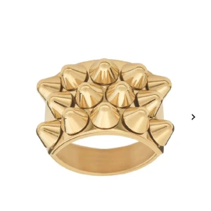 Peak Ring Guld - Säljer den här fina Edblad ringen i strl M (17,5mm). Ringen har inga defekter utan ser ut som på bilden. Säljer då den inte längre kommer till användning💞💞