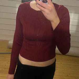 Vinröd tröja - Så himla fin tröja i en asnajs vinröd färg. Säljer då jag tyvärr råkade köpa i en för liten storlek😫😫😫