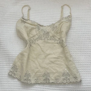 Vintage topp - Säljer denna vintage toppen, ljusgul/beige, väldigt söt men lite stor för mig