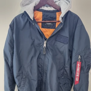 Alfa industries - Bomber jacka med avtagbar luva - Alfa industries - Bomber jacka  Bra skick inget tecken på andvändning använd max 10 gånger  Skön jacka till våren 