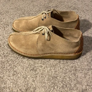 Clarks Desert Trek - Väldigt snygga och stiliga Clarks i modellen Desert Trek! De är varsamt använda och är i väldigt bra skick. Storlek 43. Nypris: 2000, Mitt pris: 599. DM vid frågor eller fler bilder! 