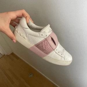 Valentino sneakers  - Valentino garavani skor laceless modellen 💗  Super sköna och snygga skor!  Kontakta mig först så slår jag på ”köp nu”.  (Kan ej posta förens tidigast nästa vecka pga firar jul hemmifrån) 
