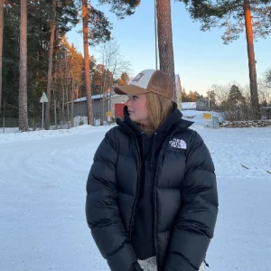 The north face jacka  - North face jacka som ja köpte på plick förra året, den var nästintill ny när jag köpte den. Använd fåtal gånger och är i perfekt skick.  Män storlek xxs, passar mig perfekt som använder xs-s. Första bilden är från förra ägaren, två sista är mina. 