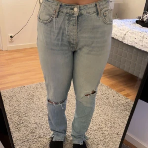 Jeans strl 44 - Jeans från Gina Tricot  Strl 44 Hål på bägge knän (Jag har själv klippt upp byxorna som visat på bilden, därför säljs de billigt) 