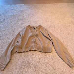 Stickad tröja - Säljer den här söta tröjan från Hm med knappar på💕