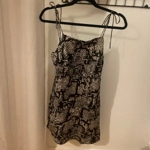 Klänning från zara  - Så fin klänning med mönster från zara. Använd 1-2 gånger men som nyskick. Justerbara band så går väldigt bra att anpassa hur man vill att den sitter 