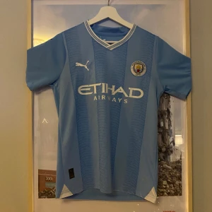 Manchester City fotbollströja 2023 - Säljer en helt ny Manchester city tröja från 2023. Skick är 10/10. Skriv om du har frågor!