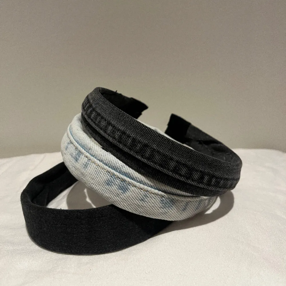 Jeansdiadem gjorda av UF företaget Headband ⚡️Vår idé är att återbruka jeans till att göra trendiga diadem, av kvinnor, till kvinnor, för kvinnor 💙 Finns i olika stilar och modeller! DM vid intresse ☺️BEGRÄNSAT LAGER 🚫. Asusteet.