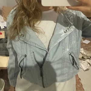 Jeans-bolero - Sjukt cool bolero i denim med nitar. 😍