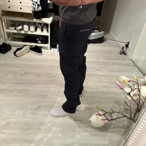 Peak byxor - Jr iconiq pants från peakperformance, bra skick, storlek 170. Köpta för 799kr säljer för 300kr, skriv om ni har frågor!
