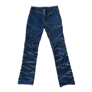 Skitcoola lågmidjade bootcut jeans - Säljer nu dessa jättesnygga lågmidjade bootcut jeansen med så coola gulddetaljer!! Perfekta till nyår eller att klä ner till vardags 💖💖 