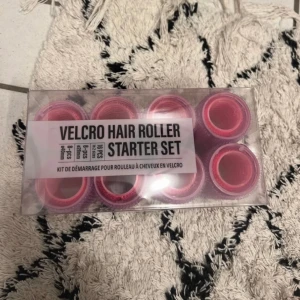 Papiljotter - 16 st papiljotter, 8 st stora rullar och 8 st mindre rullar. Har aldrig använt de då jag aldrig har öppnat förpackningen så helt nya. Kom gärna med prisförslag.