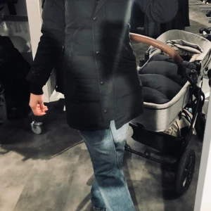 Canada goose  - Nu säljer jag min canada goose i modellen shellburne black label. Den är använd en vinter 2022 och några enstaka gånger i år pga den har tyvärr blivit för liten för mig. Den är äkta, Scan och serienummer finns på jackan. Djur och rökfri. Nypris 19.600.