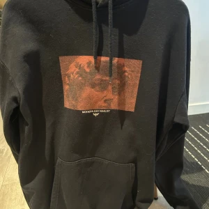 Hoodie  - En svart hoodie från zalando med rött tryck. Priset kan diskuteras 