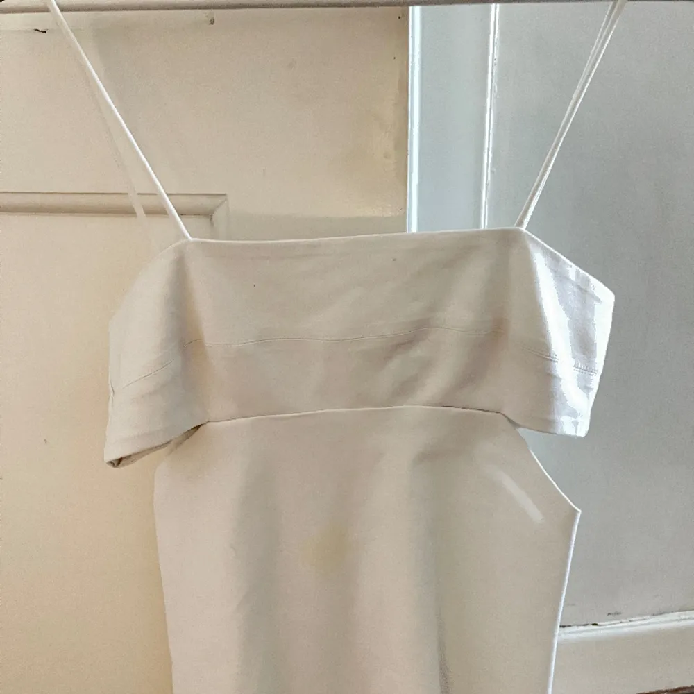 Säljer nu denna ur snygga vita klänningen från zara som inte kommer till användning . Klänningar.