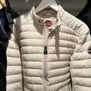 Colmar Jacka - Vit/beige Colmar jacka i gott skick. Pris kan diskuteras, M men passar även S
