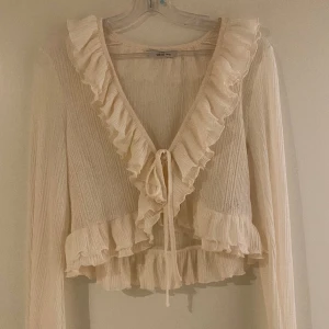 Topp  - Vit volang topp! Har bara prövat på så aldrig använd mer än det. Tunn och luftig topp!! 300kr + frakt!!