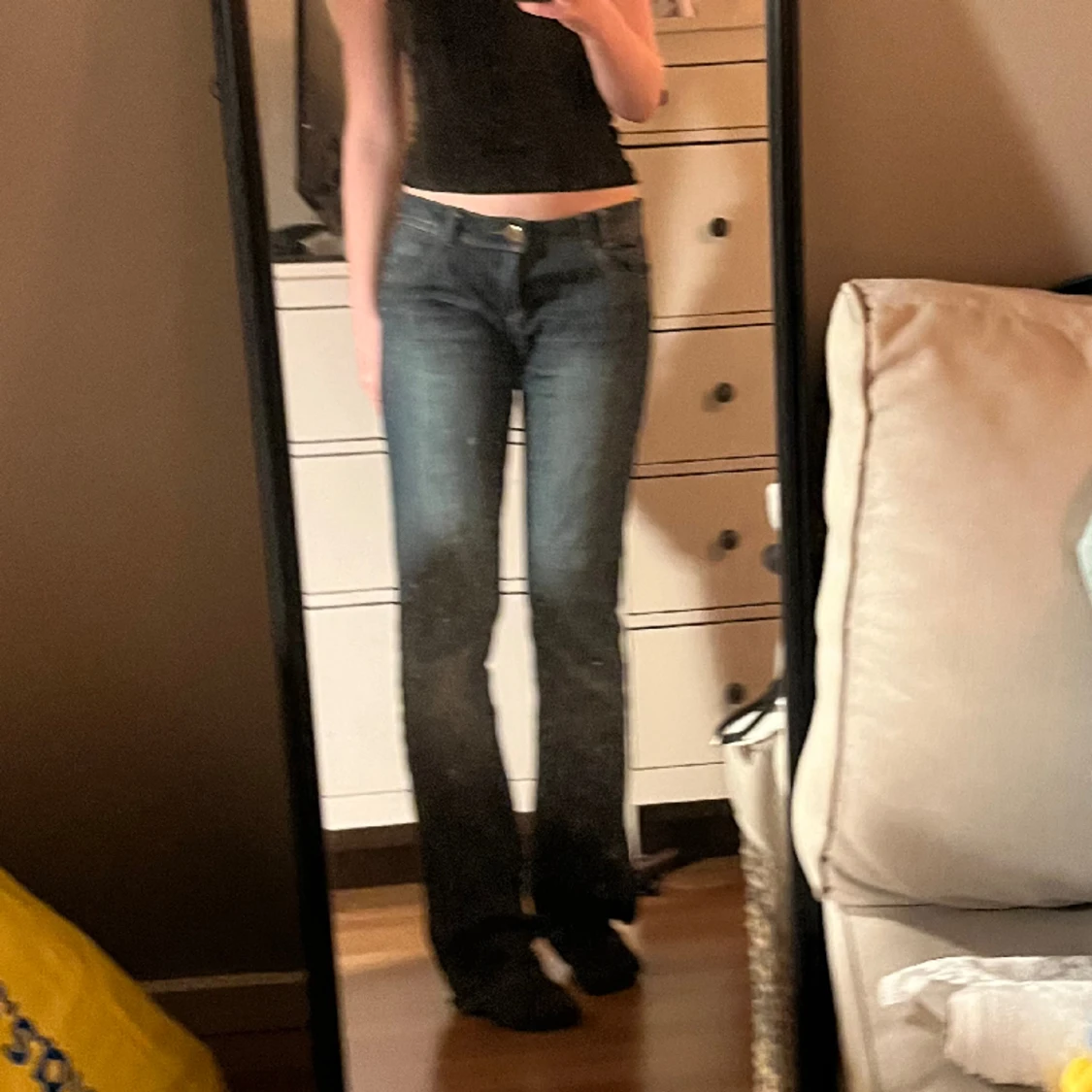 lågmidjade jeans med slit