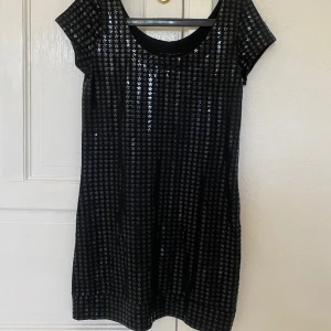 Festklänning  - Stjärnmönstrad svart klänning! Endast använd en gång och är som i nyskick! Storlek S🤍