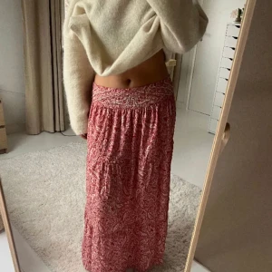 Långkjol - Säljer min fina långkjol från zara, perfekt till våren och sommaren. Min är använd 2 gånger och ser helt ny ut. Pris kan diskuteras. Skriv för bilder och info! 