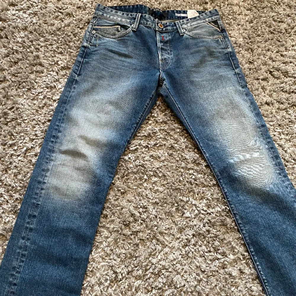 Säljer dessa sjukt feta Replay Waitom jeans - storlek 31/34 - skick 10/10 - använda enbart ett fåtal gånger, inga tecken på användning. . Jeans & Byxor.