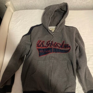 Polo vintage hoodie - Köpte den på en secondhand för ett tag sen och säljer för att den inte används, jag är 170 och den sitter lite stort i midjan på mig men längden är ganska bra, M i storlek. Riktigt baggy och bekväm. Den är hel å fin. 😺☕️🚂