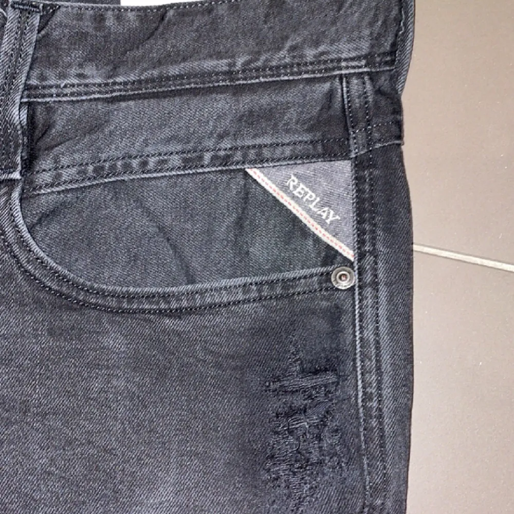 Säljer dessa riktigt feta anbass replay jeans. Distressed detaljer som gör dem riktigt feta. Tveka inte att höra av er med frågor! Priset är ej hugget i sten :). . Jeans & Byxor.