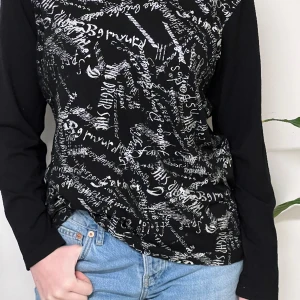 svart tröja med text.  - väldigt mjuk. är storlek L men sitter löst på mindre strl  jag är xs-s