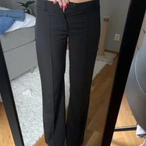 lågmidjade kostymbyxor  - KAN FIXA FRI FRAKT, HÖR AV DIG! säljer dessa lågmidjade kostymbyxor från madlady då dem är lite för små i midjan samt lite för korta för mig som är 173! köpt för 649! midjemåttet är 38cm rakt över, innerbenslängd 79 cm. skriv vid frågor💞