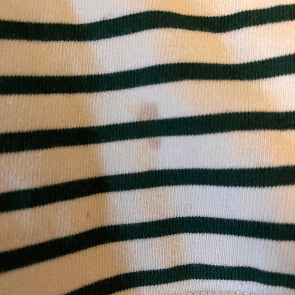 Fin randig grön tröja, från Zara. Den  har en fläck vid slutet av tröjan, men inget man riktigt ser. Hör av er om ni har några funderingar🩷. Tröjor & Koftor.