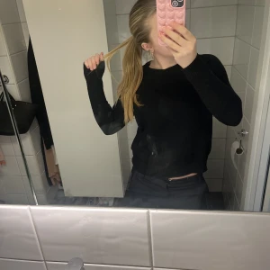 Svart stickad tröja från Only. - Svart stickad tröja från Only som tyvärr blivit för liten för mig. Lite lik & other stories stickade tröjor enligt mig!  Xs/xxs❤️ Kram Tyra💓