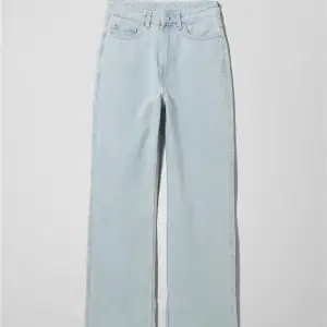 | Långa, ljusblå, raka jeans från weekday med splits | Strl: 24/xs/s | | Pris kan INTE diskuteras | Skick: mycket bra | Köparen står för frakten | Kolla gärna igenom mina andra annonser också 🥰 |