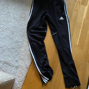 Adidas Byxor - Adidas Byxor Storlek: M Pris: 199kr 