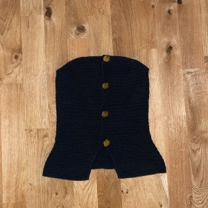 Topp - Jätte fin elegant topp som är broderad och med guld detaljer💕