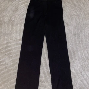 Kostymbyxor  - Säljer nu ett par svarta kostymbyxor från madlady då dem är för stora
