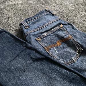 Sjukt snygga nudie jeans med riktigt snygg slitning i storlek 30/34. Bra skick 8,5/10 hör gärna av er vid fler frågor😁