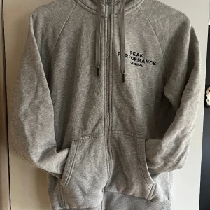 Peakperformance ZipHoodie - Köpt på peakperformances butik i Frölundatorg. 