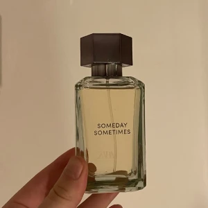 Zara parfym - Someday sometimes, en parfym jag köpte på Zara som jag sedan insåg inte alls var jag. Den beskrivs som joyful, med noter av rose oxyd, raspberry och patchouli. Har endast testsprutat den. Tryck på köp nu om ni är säkra!❤️Skriv om ni har frågor!