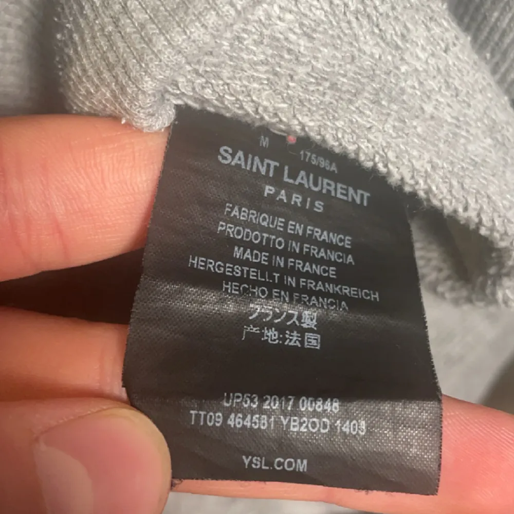 Tja, vi säljer denna stil rena Yves Saint Laurent hoodien i storlek medium. Endast hoodien medföljer. Skick: 9/10. Nypris: 8700kr. Vårt pris: 1999kr. Frakt sker via Postnord. Vi finns i DM vid frågor! Mvh Norén&Ericsson.. Hoodies.