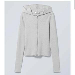 Lägger upp denna igen! INTRESSEKOLL på min fina zip hoodie från Weekday, använd endast 1 gång! köpte för 470kr