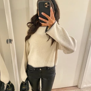 Beige stickad tröja  - Så fin och elegant tröja med jätte gulliga svarta detaljer 🤍🖤