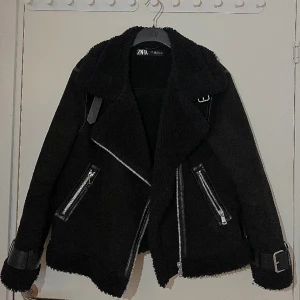 Jacka med teddyfoder - Oanvänd jacka från Zara! Mysigt teddyfoder på insidan och snygga band vid ärmarna. Har aldrig använts. Ingen retur. Alla plagg som säljs tvättas eller vädras noga innan leverans! Det är bara att skriva om du har några frågor eller vill se fler bilder! <3 