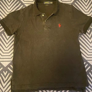 Svart pikétröja  - Svart pikétröja från Polo Ralph Lauren i storlek M
