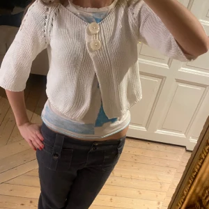Trekvartsärmad kofta - Supersöt trekvartsärmad vit kofta!💕Fint skick. Passar S/M. Skriv vid funderingar och kolla in mina andra annonser❤️💕