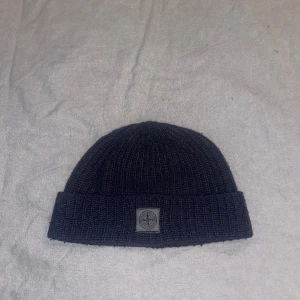 Stone island mössa - Stone island mössa från förra året som är köpt för 1900 från care of carl scanner finns. Jätte fint skick som ni ser på bilderna. Hör av er vid funderingar.