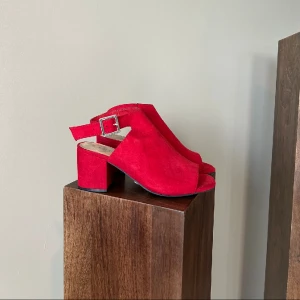 Klackskor - Superfina röda klackskor från märket Alley i storlek 36. Nypris 349 kr och dom är köpta från skopunkten. Använda ett fåtal gånger så dom är i gott skick. 